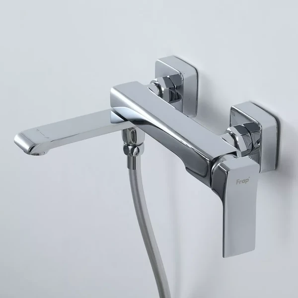 Смеситель для ванны FRAP F3284 однорычажный с коротким поворотным изливом латунный корпус хромированный крепление гайкой Ø35