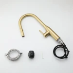 Смеситель для кухни GAPPO G4398-43 однорычажный с выдвижным изливом латунный сатин золотой Ø35