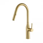 Смеситель для кухни GAPPO G4398-43 однорычажный с выдвижным изливом латунный сатин золотой Ø35